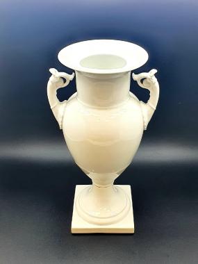 Белая ваза из фарфора