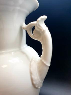 Белая ваза из фарфора