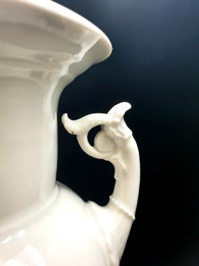 Белая ваза из фарфора