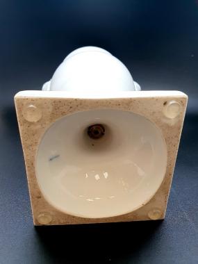 Белая ваза из фарфора