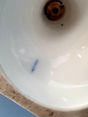 Белая ваза из фарфора