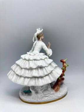 Девушка с собачкой. Фарфор