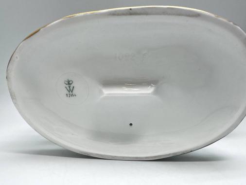 Девушка с собачкой. Фарфор