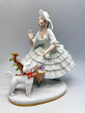 Девушка с собачкой. Фарфор