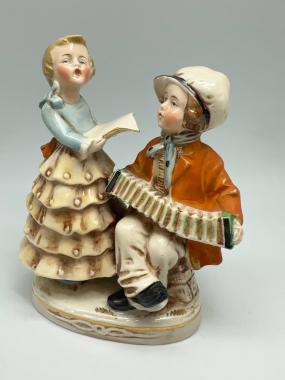 Немецкая статуэтка гармонист и певица